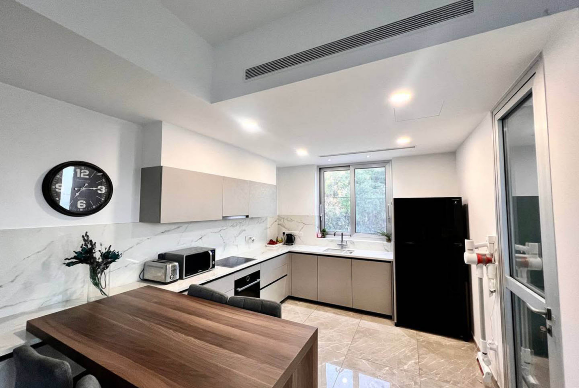 Spacious 2-Bedroom Apartment with High Ceilings