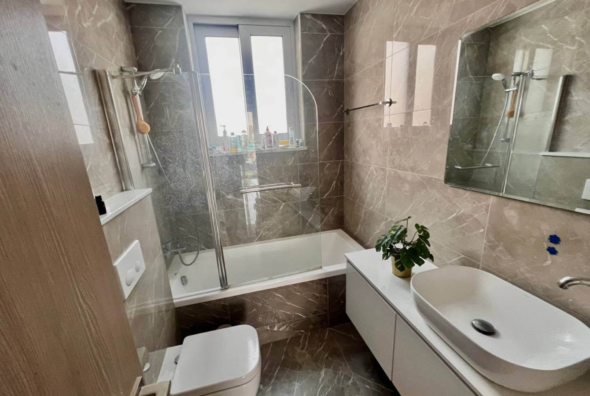 Spacious 2-Bedroom Apartment with High Ceilings