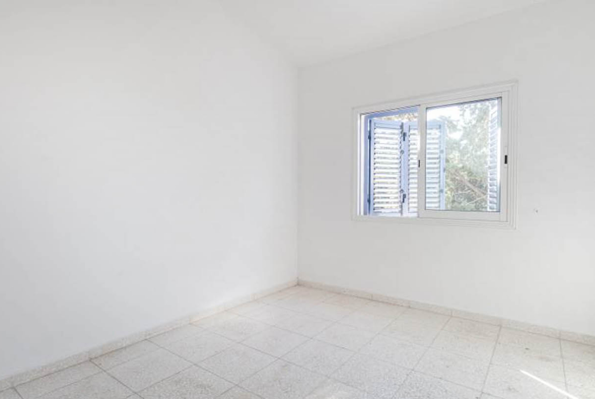 Bright 2-Bedroom Penthouse on the Top Floor, Close to the Sea