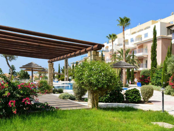 2-Bedroom Apartment with a Private Roof Terrace