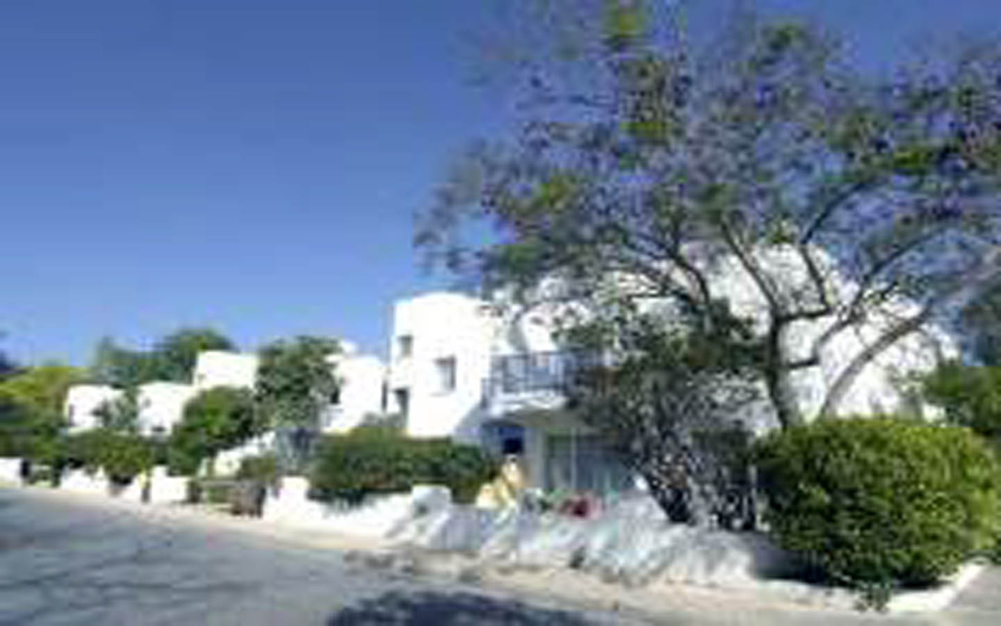 Bright Fully Furnished 2-Bedroom Apartment Close to the Sea