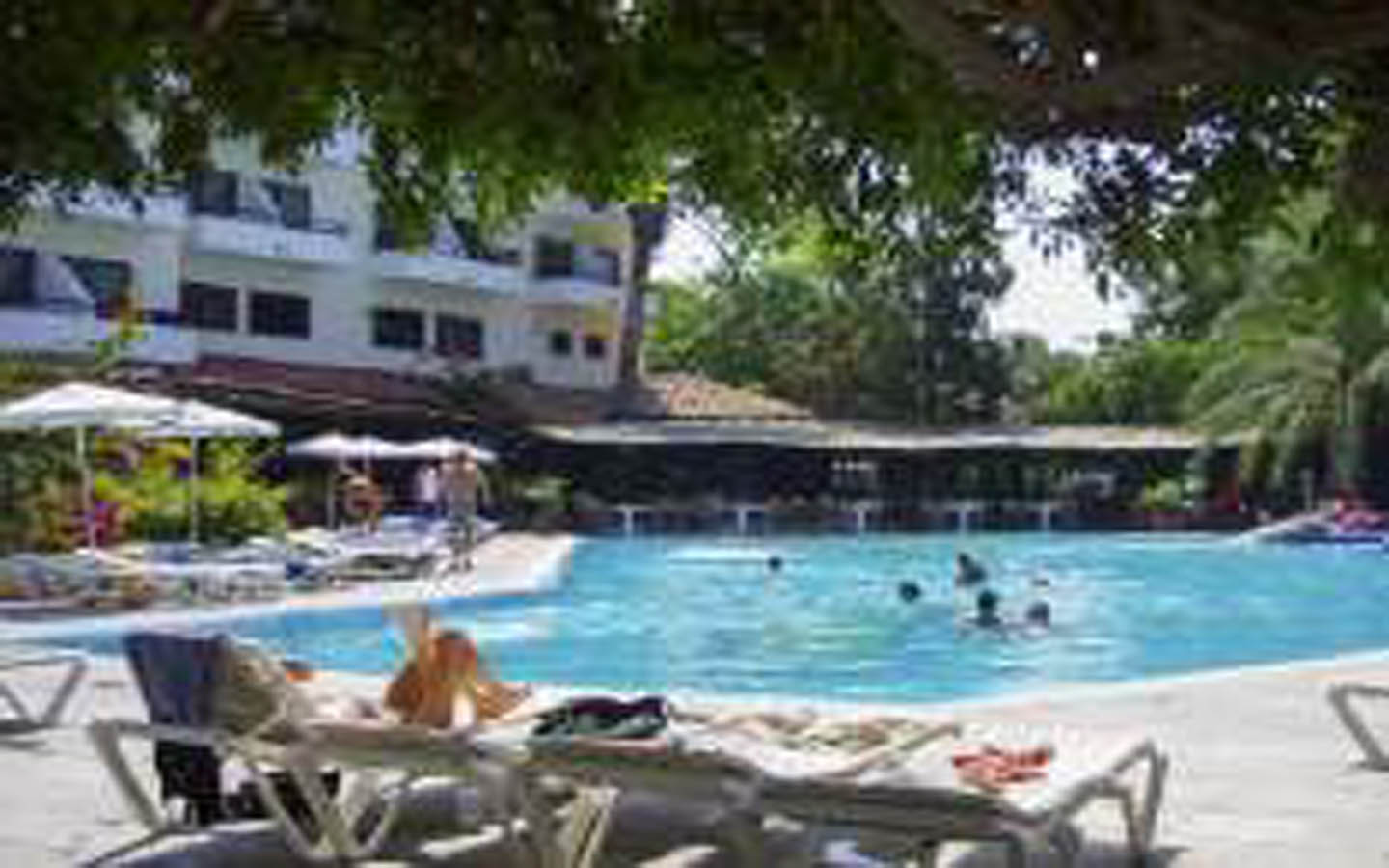 Bright Fully Furnished 2-Bedroom Apartment Close to the Sea