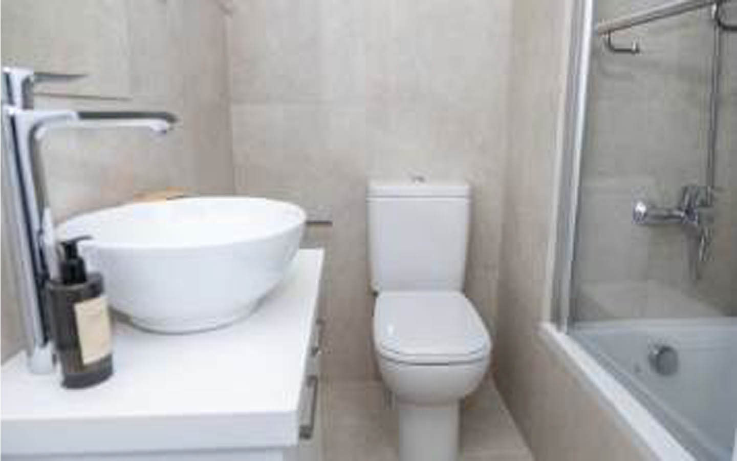 Bright Fully Furnished 2-Bedroom Apartment Close to the Sea
