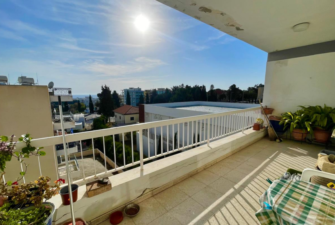 Three-Bedroom Apartment with Three Balconies and Sea Views