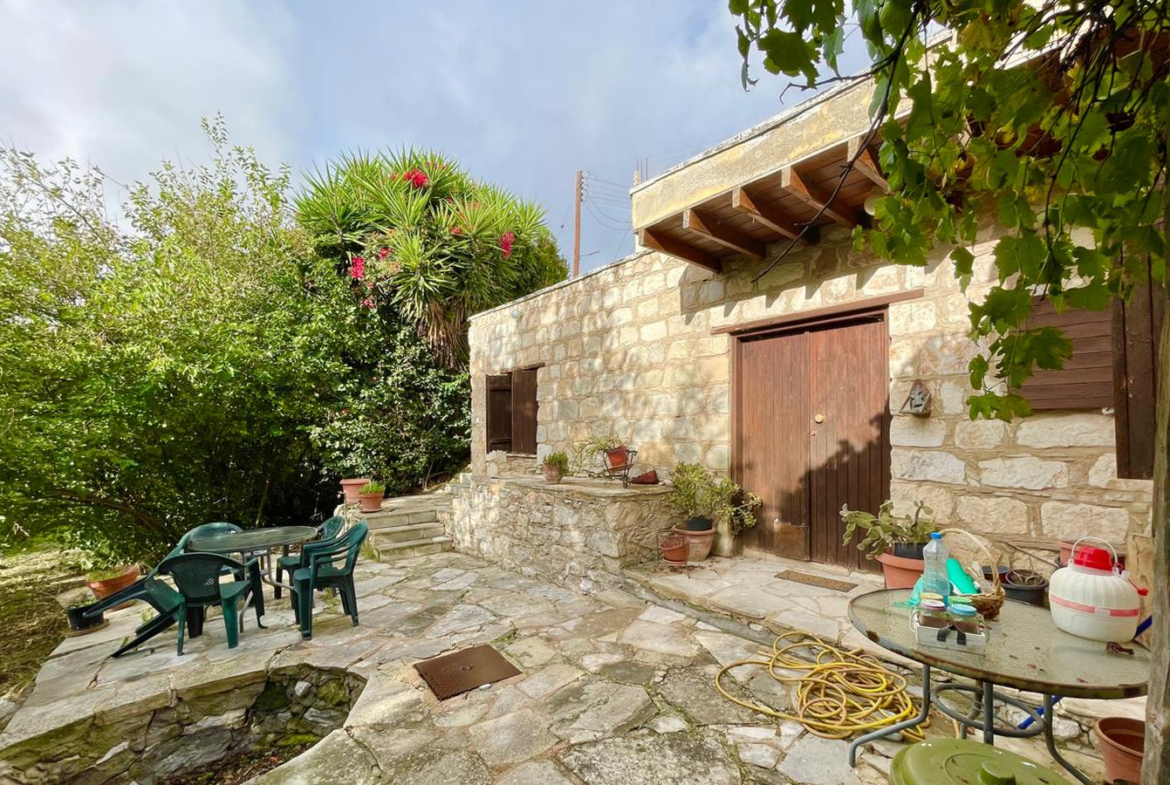 One-bedroom stone cottage with a fireplace and a beautiful green garden