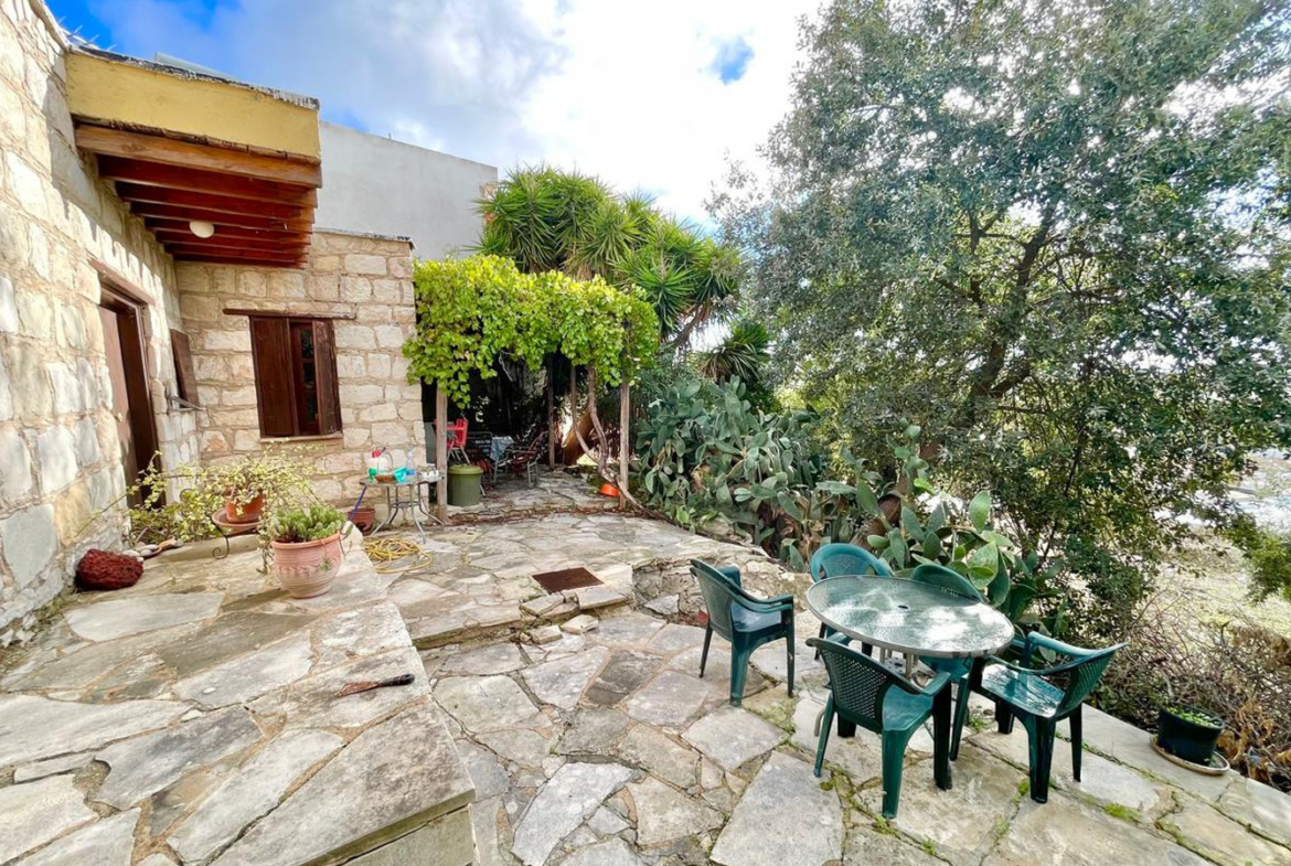 One-bedroom stone cottage with a fireplace and a beautiful green garden