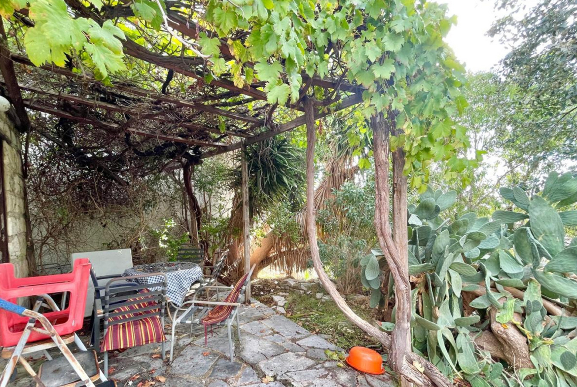 One-bedroom stone cottage with a fireplace and a beautiful green garden